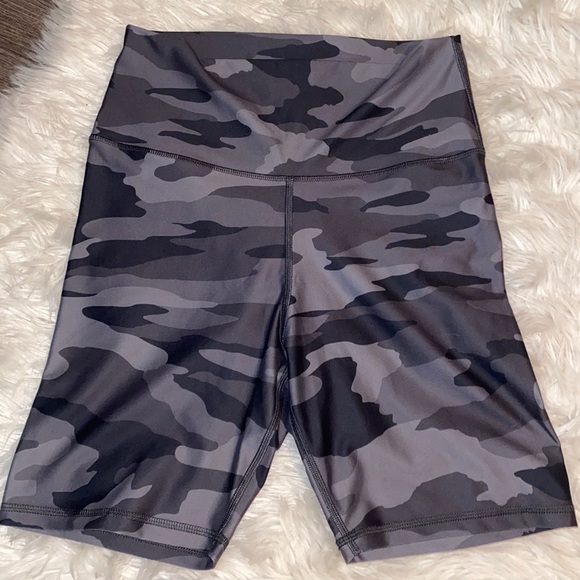 aerie Pants - Aerie Black Gray Camo Large Biker Shorts